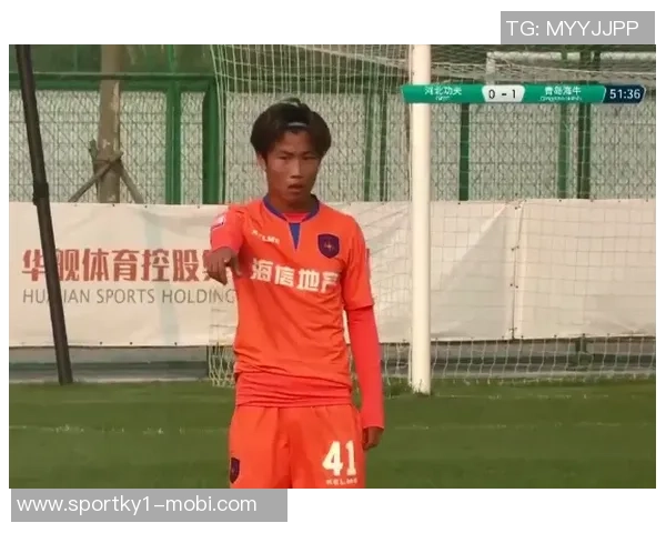 国脚谢文能现身西班牙人训练基地韩德宝等小将积极参与训练提升技艺